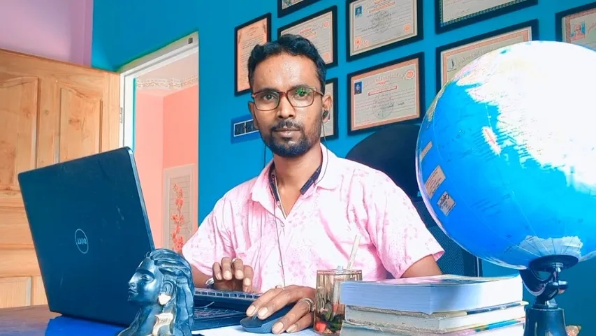 Famous Bengali Jyotish and hand lines Reader Prodyut Acharya in West Bengal